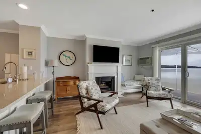 Image de Condo 1br en bord de mer sur le magnifique lac Charlevoix Ă Boyne City!