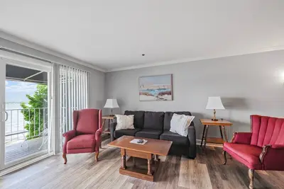 Image de Condo 1br en bord de mer sur le magnifique lac Charlevoix Ă Boyne City!
