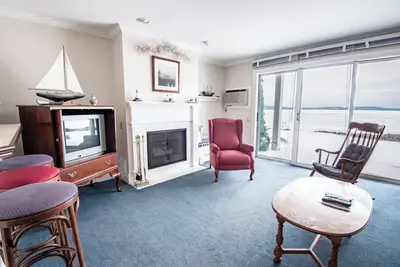 Image de Condo 1br en bord de mer sur le magnifique lac Charlevoix Ă Boyne City!