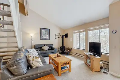 Image de Condo spacieux au dernier étage avec équipements du complexe - piscine \/ bain à remous partagés et salle de gym sur place