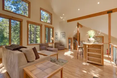 Image de West Pine Cabin - 3 Br West Shore Accueil avec bain à remous - Marchez jusqu'au lac!