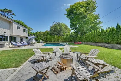 Image de Maison moderne de Hampton Bays avec piscine et droits sur la baie!