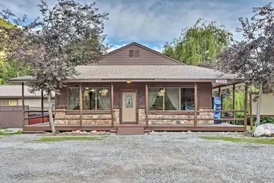 Image de Huge Preston Cabin w \/ Hot Tub - Idéal pour les événements!