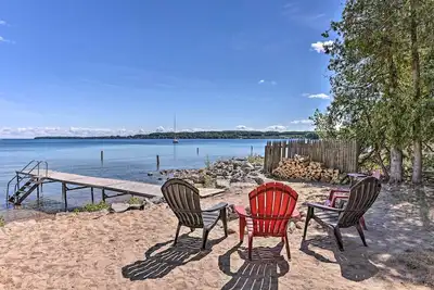 Cozy Suttons Bay Cottage w / Shared Dock & Fire Pit!