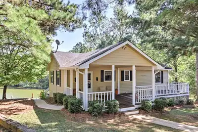 Image de Lakefront Buckhead Cottage w \/ bain Ă remous et salle de jeux!