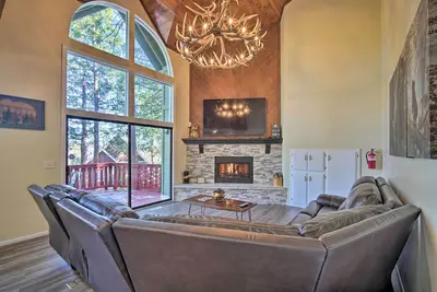 Image de Spacieux Lake Arrowhead Home w \/ salle de jeux et terrasse!