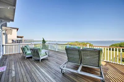 Image de Luxe East Home Quogue Waterfront w / plage de sable!