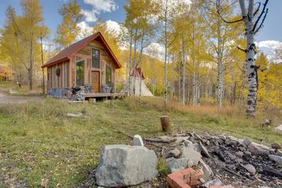 Image de Cabine en marbre avec un grand tipi, une cheminée et une vue sur le Mtn!