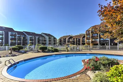 Image de Lakeside Port Clinton Condo w / Pool Access & View!