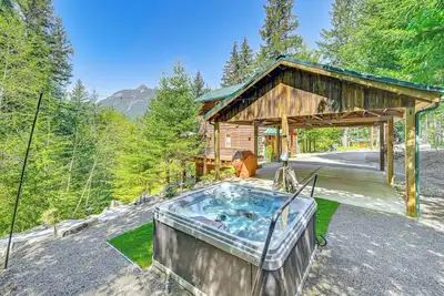 Image de Packwood Cabine 'Grizzly Tower' avec vue sur la forêt!