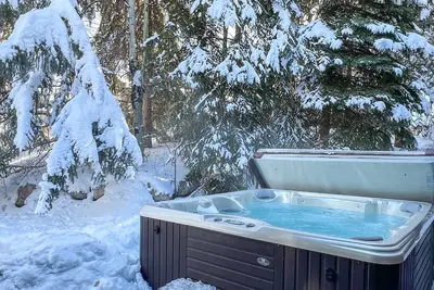 Image de Conduite rapide vers les pistes, maison de montagne spacieuse, bain à remous privé, salle de jeux, bureaux à domicile, parcours de golf!