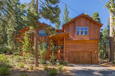 Image de Dans les bois sauvages: 4 Br \/ 2. 5 Ba quatre chambres ��� coucher à Tahoe Vista, 11 personnes