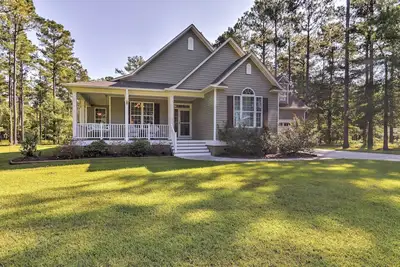 Image de Oriental House sur 1 Acre w / Wraparound Porch!