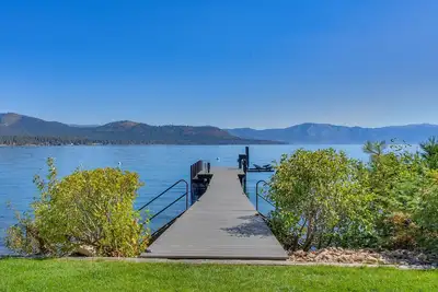 Image de Bord de l'eau - Lakefront: 8 Br \/ 5 Ba huit chambres Ă coucher en Carnelian Bay, 16 personnes