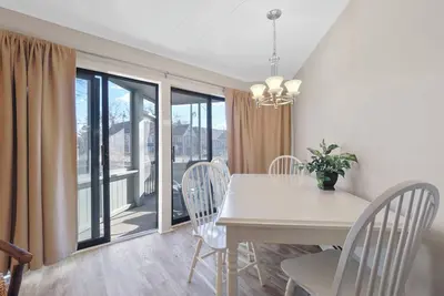 Image de Pourquoi louer une chambre alors que vous pouvez séjourner dans une suite du centre-ville de Charlevoix?