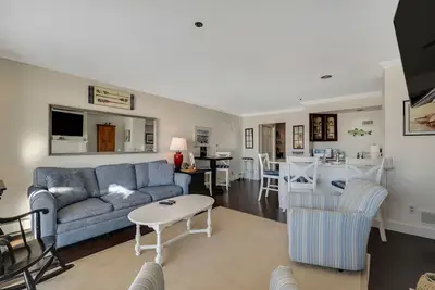 Image de Magnifique Condo rénové en bord de mer 1br sur le lac Charlevoix!