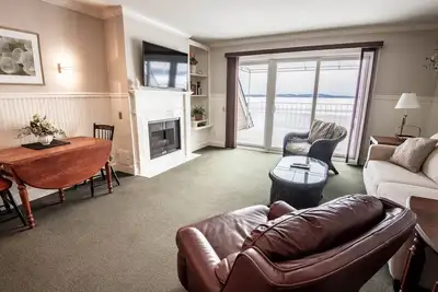 Image de Condo 1br en bord de mer sur le magnifique lac Charlevoix Ă Boyne City!
