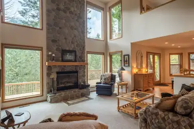Image de Mt Hood Retreat - River Rock Fireplace-HotTub, un pont idéal pour les rassemblements d'été