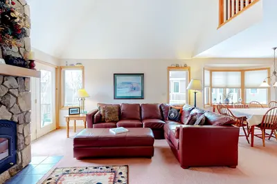 Image de Slopeside townhome w \/ deck, accès direct au sentier et jacuzzi \/ piscine partagé!