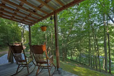 Image de Chalet rustique de Briceville avec porche niché dans la forêt!