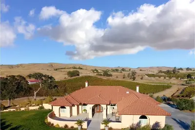 Image de Vineyard Living / Une vue imprenable / à proximité des vignobles et du centre-ville / Four à pizza / Voir la vidéo