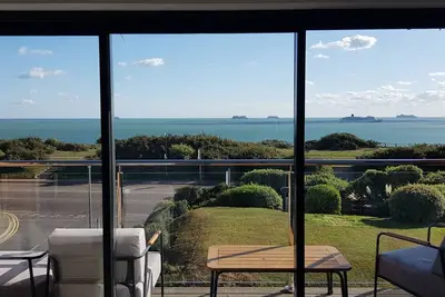 Maison vue mer entre Bournemouth et Christchurch, chemin opposé à la plage