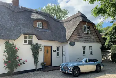Image de Magnifiquement Nommé Riverside Thatched Cottage. Centre-ville, pourtant isolé