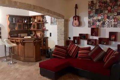 Image de Taverne moderne Ă aire ouverte, avec utilisation commune du jardin