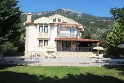 Image de Villa de luxe avec piscine privée, jardins bien entretenus et Wifi gratuit illimité