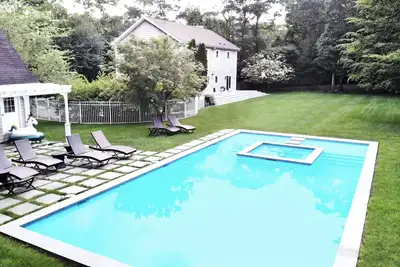Image de Maison de plage massive et luxueuse, avec immense cour, piscine et terrasse à East Hampton