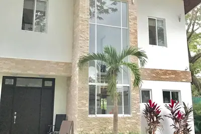 Image de Maison moderne luxueuse - une promenade à la plage
