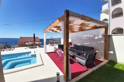 Superbe appartement avec vue sur la mer avec piscine chauffée et jacuzzi ap9