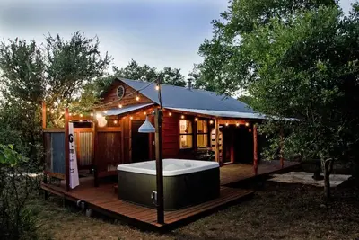 Image de La cabine Moonshiner: l'ère de la prohibition avec une touche de Steampunk * Hot Tub *