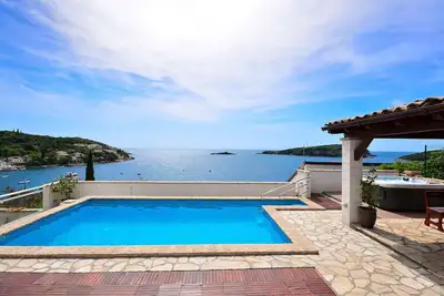 Image de Extraordinaire 4 **** villa au bord de la mer, avec vue sur la mer, piscine et bain Ă remous pour 8