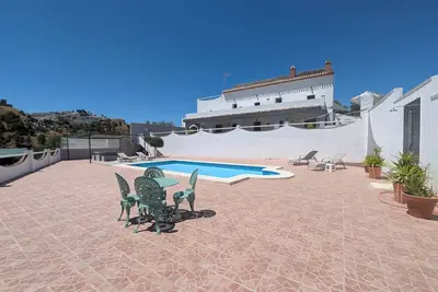 Image de Villa de campagne élégante, piscine privée, superbe emplacement en bordure de la ville Iznajar