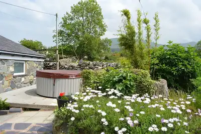 Image de Beudy Bach Cottage avec bain à remous et salle de sport. Près de Zip World. . Snowdonia. Animaux acceptés