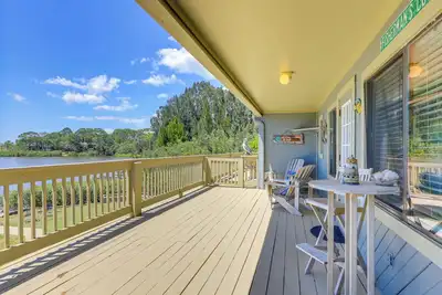 Image de Waterfront 2br Cedar Key Duplex Maison w \/ Dock!