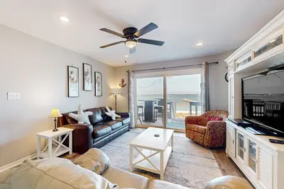 Image de Charmant condo avec vue sur la baie, piscine partagée - à pied de la plage, snowbirds bienvenus!