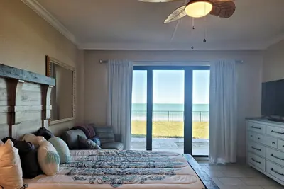 Image de Direct OceanFront-Spacious / Ground-Unit (Away from Crowds) Just Steps 2 Beach, Pool / Tiki Bar-Free Wifi