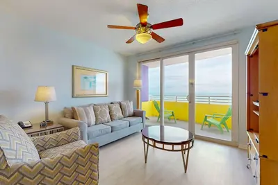 Image de Luxueux condo en bord de mer avec piscine partagée, bain à remous et rivière sinueuse sinueuse