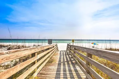 Image de Sleek Pensacola Beach Condo w / Patio-Walk à la plage!