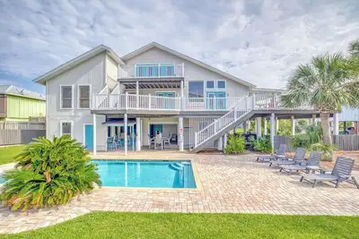 Image de Great Gulf View Beach House avec piscine privée. Grand espace de pont, accepte les animaux domestiques.