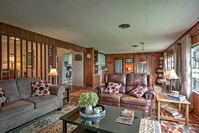 Image de Bungalow Lakefront Lake Wales historique sur 5 acres!