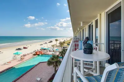 Image de Studio en front de mer avec balcon, salle de fitness, piscine et bain Ă remous - les snowbirds sont les bienvenus!