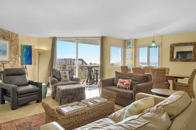 Image de Magnifique condo 3 chambres / 3 salles de bain situé devant le golfe. Wifi gratuit. Piscine.