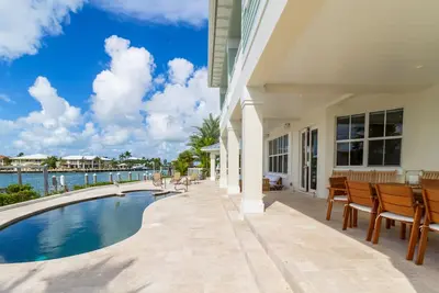 Image de Maison de luxe conçue sur mesure sur Yacht Harbor w \/ espace de vie extérieur parfait