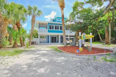 Image de Fabuleuse Maison De Piscine 5 Chambres RÉNOVÉE Avec Vue Sur La Plage, 2 Chariots De Golf Et Quai! !
