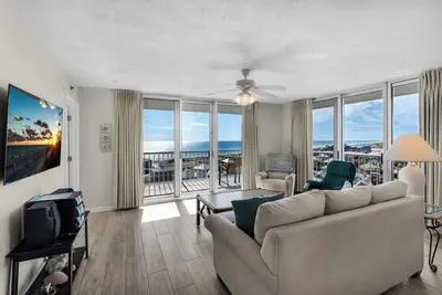 Image de Unité de coin dans Tristan Towers spacieuse avec une pellicule autour de balcon! Wifi gratuit.