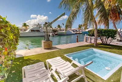 Image de Bord de mer semi-duplex avec quai de 30 pieds, piscine et accès à la plage privée!