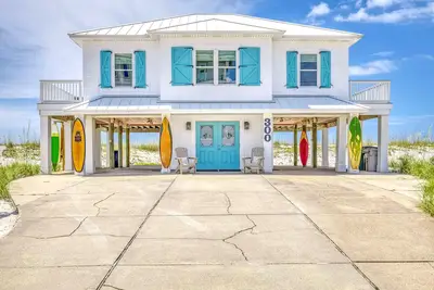 Image de Maison lumineuse et ensoleillée devant le golfe avec un pont spacieux pour observer les dauphins!